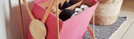 Sapateira com caixa de papelão e cabides