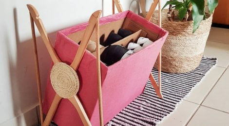 Sapateira com caixa de papelão e cabides