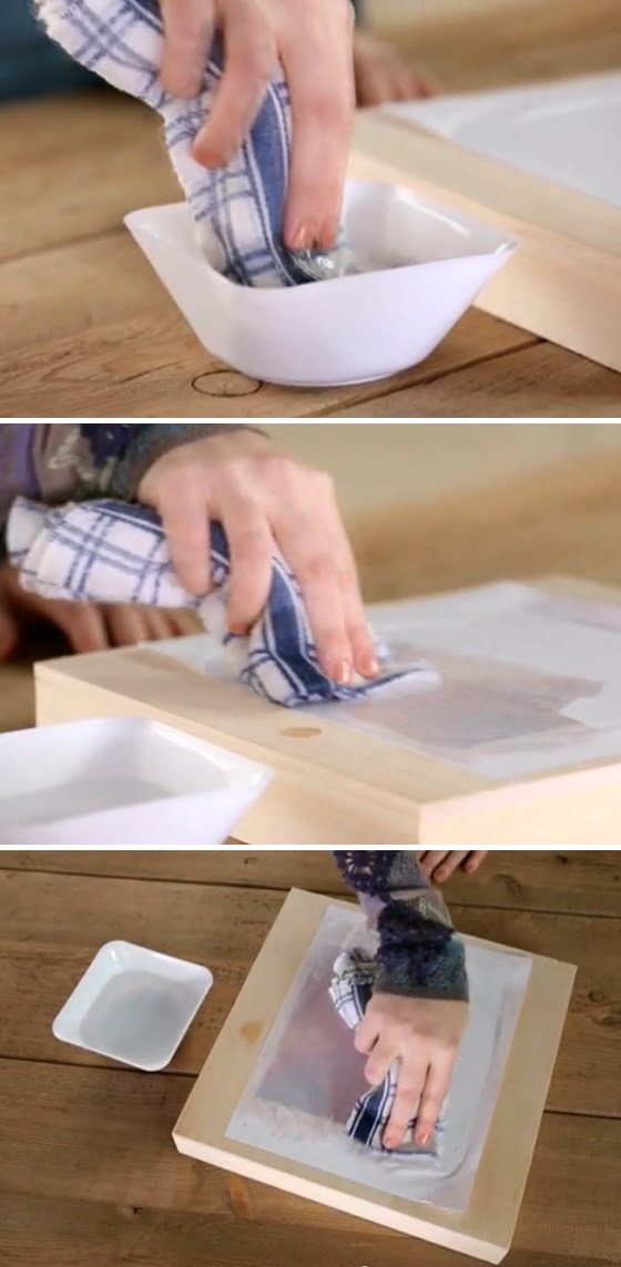 Depois, pegue um pedaço de pano, umedeça, e passe delicadamente sobre o papel. Passe por toda a superfície.