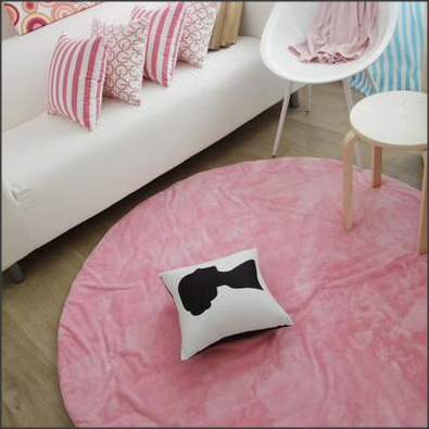 Tapete cor-de-rosa claro dá um toque de feminilidade e delicadeza ao ambiente.
