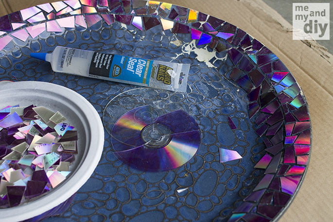 mosaico-com-cd-pedaços-colando