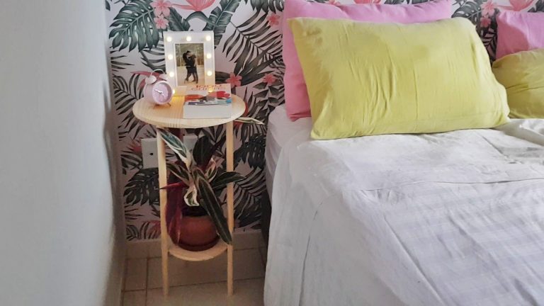 DIY mesa de cabeceira com formas de pizza