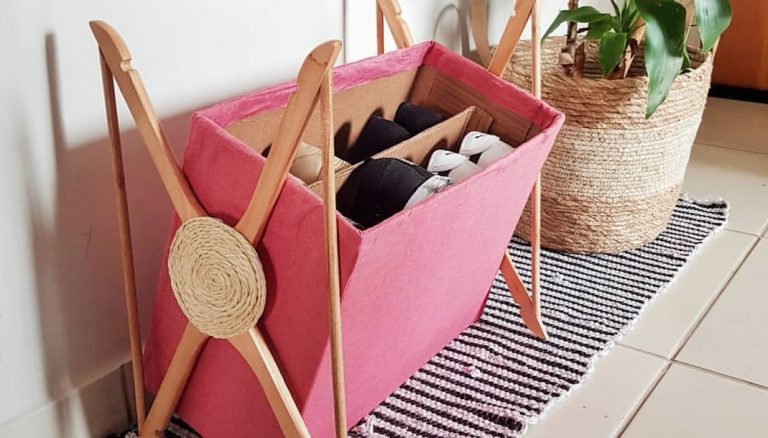 Sapateira com caixa de papelão e cabides