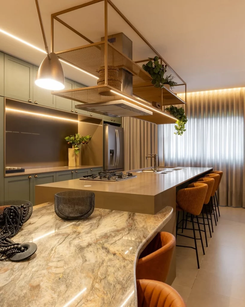 Cozinha iluminada com luz branca próxima da bancada.