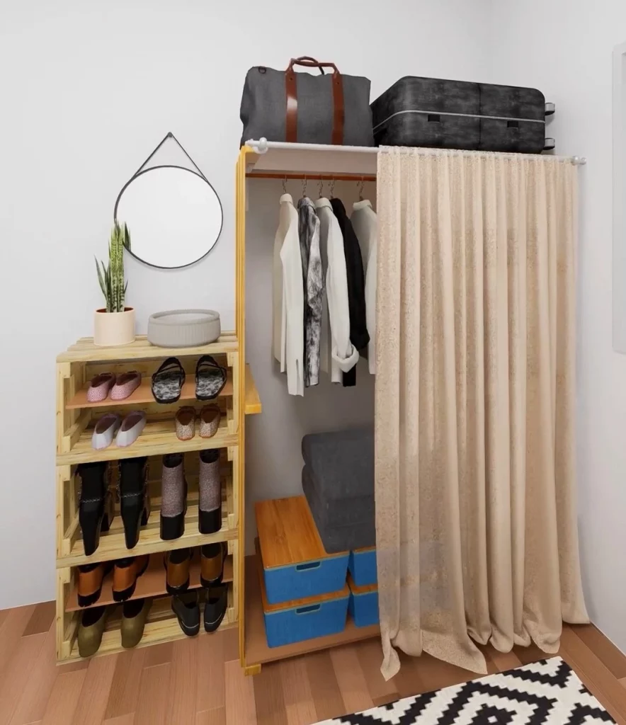 Guarda-roupas com cortina, sapateira e espelho próximo.