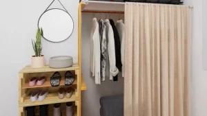 Guarda-roupas com estrado de cama, sapateira de caixote de feira e cortina para enfeitar.