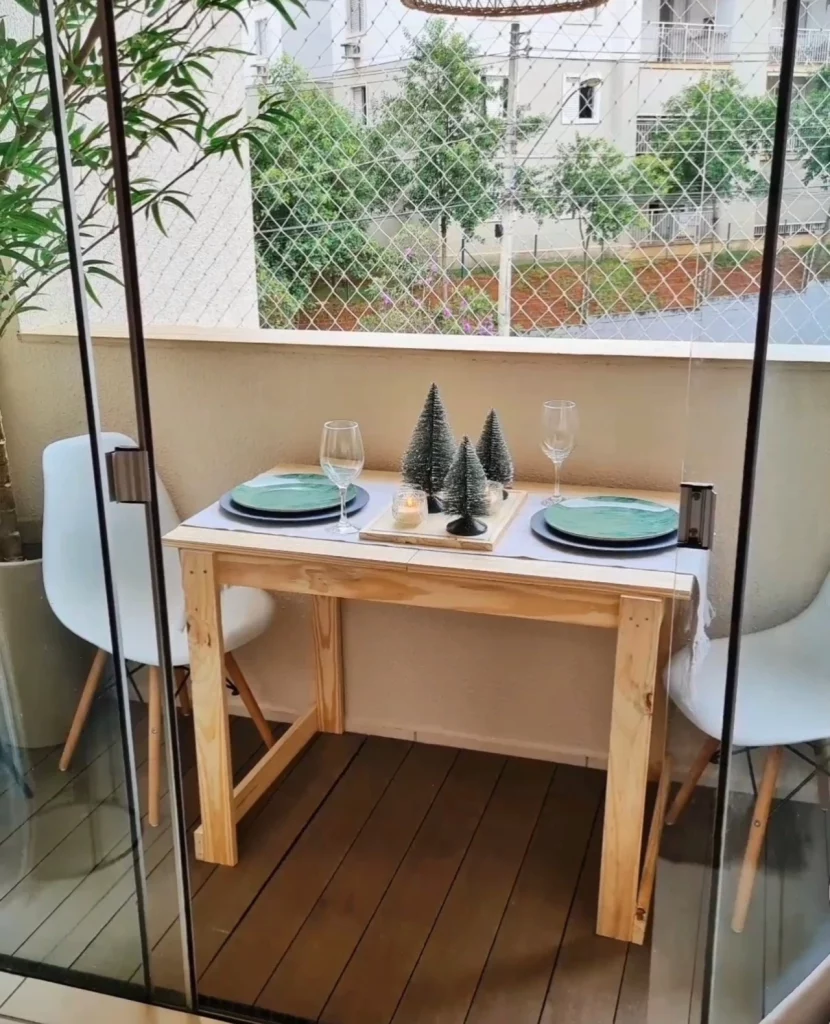 Mesa-varal pronta, sendo utilizada com o tampo fechado e decoração de natal.