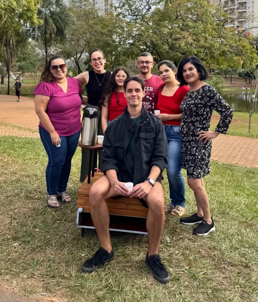 Raisa reunida com um grupo de pessoas.