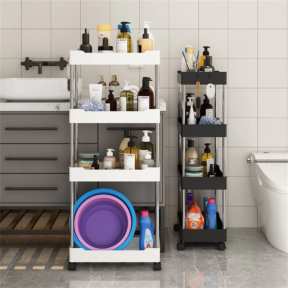 Estante com rodinhas e produtos de limpeza armazenados nela.