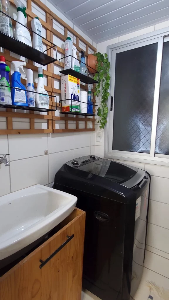 Lavanderia decorada com prateleiras.
