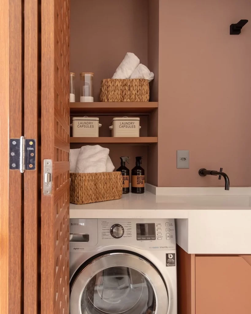 Lavanderia em tons terrosos, com cestos e recipientes de vidro.