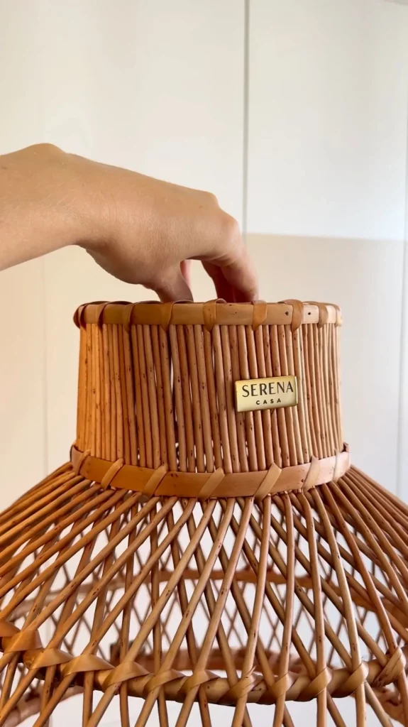 Lustre de sisal com texturas naturais para quarto infantil.