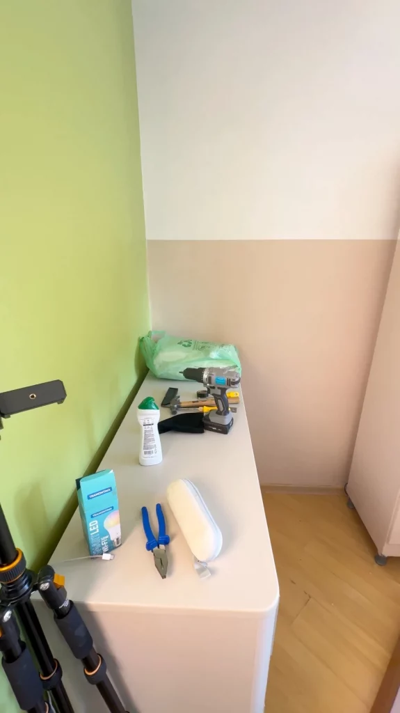 Paredes pintadas em três cores diferentes, sendo elas bege, branco e verde.