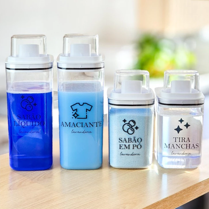 Potes para produtos de limpeza transparentes e herméticos com etiquetas.