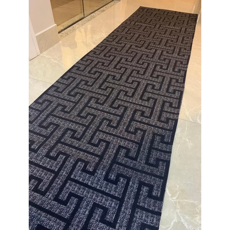 Tapete estilo passadeira com estampa em tons de preto e cinza.