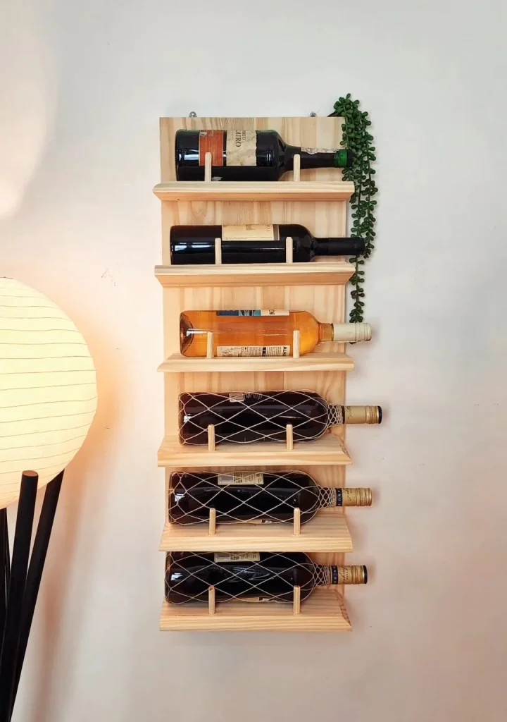 Adega de parede com vinhos e planta de lado.