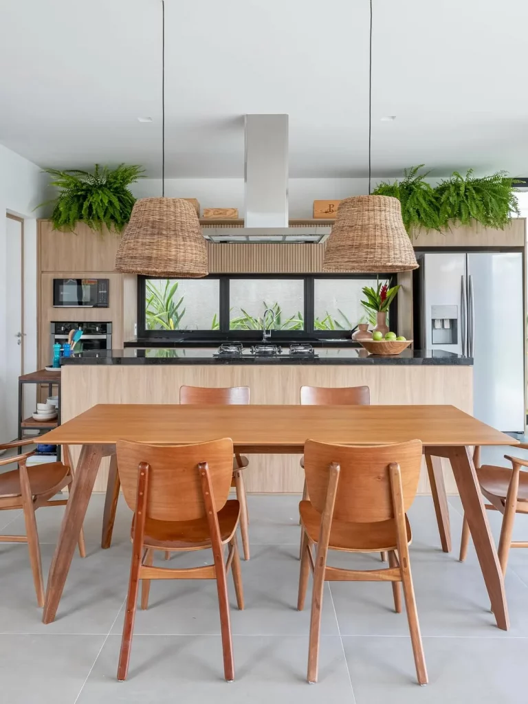 Sala de jantar com cozinha aconchegante e móveis de madeira.