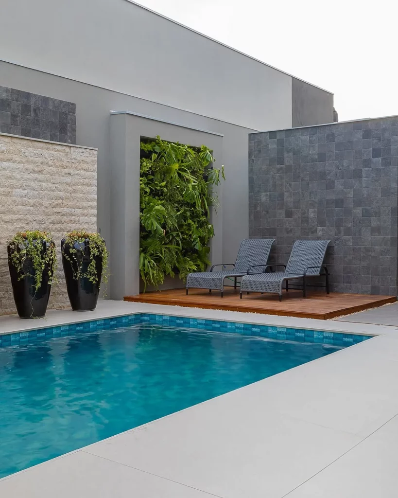 Área de lazer com piscina e piso de porcelanato acetinado.