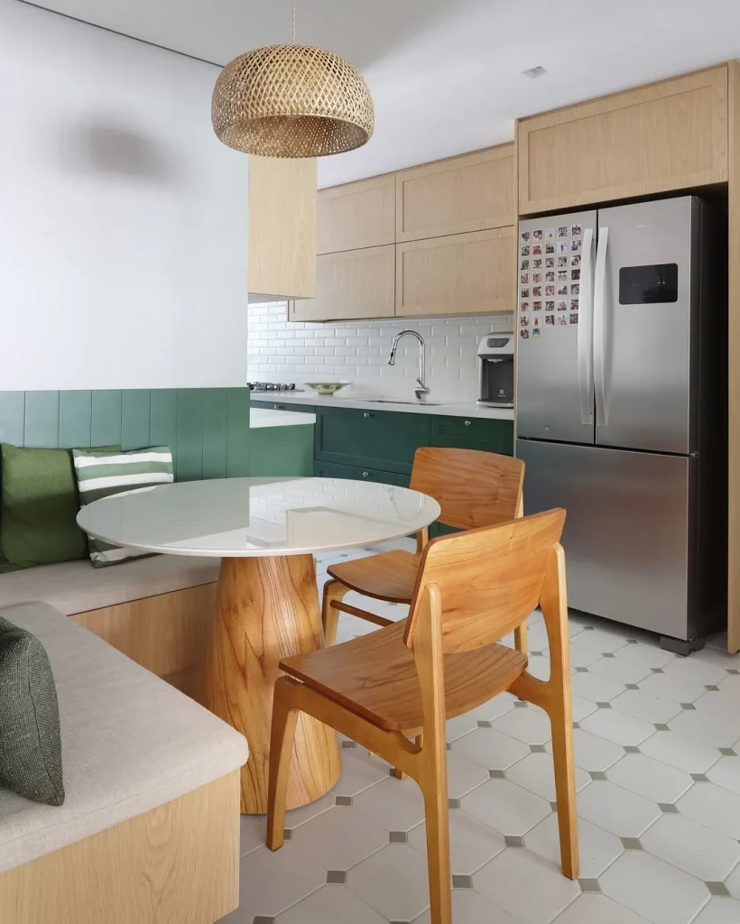 Cozinha conjugada com sala de jantar e canto alemão.