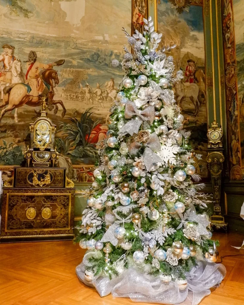 Árvore de natal chique com muitos enfeites.