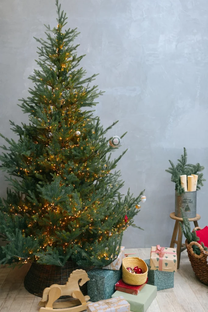 Árvore de natal com muito pisca-pisca e sem enfeites.