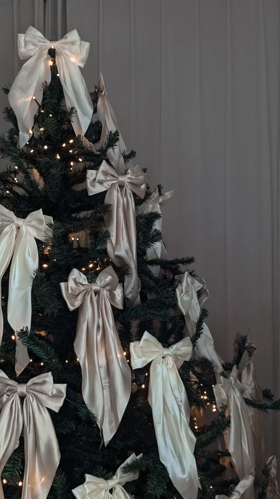 Laços brancos na árvore de natal.