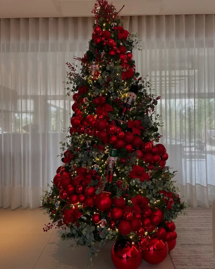 Árvore de natal com soldadinhoss de chumbo e design diferente para as bolas.
