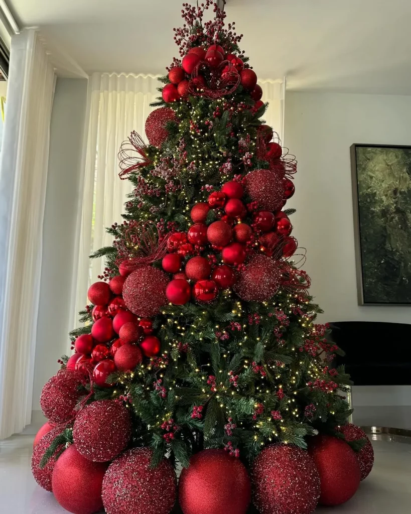 Árvore de natal com bolas grandes vermelhas.