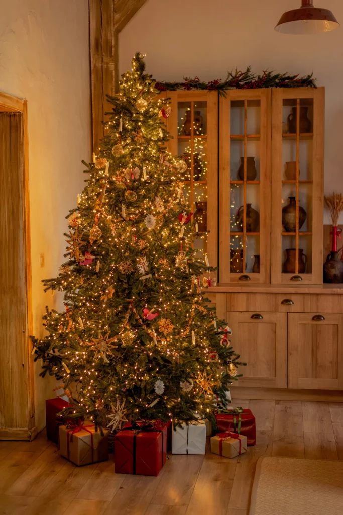 Árvore de natal brilhando com luz amarela.
