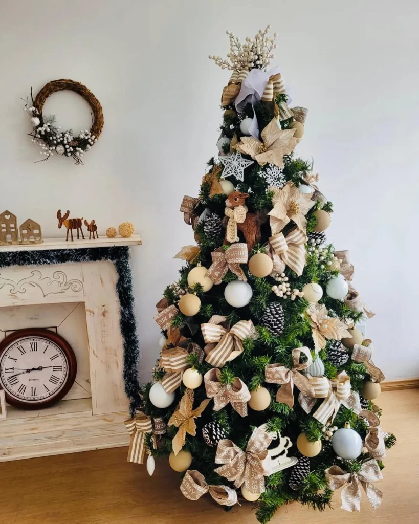 Árvore de natal com muitos laços e tons mais terrosos.