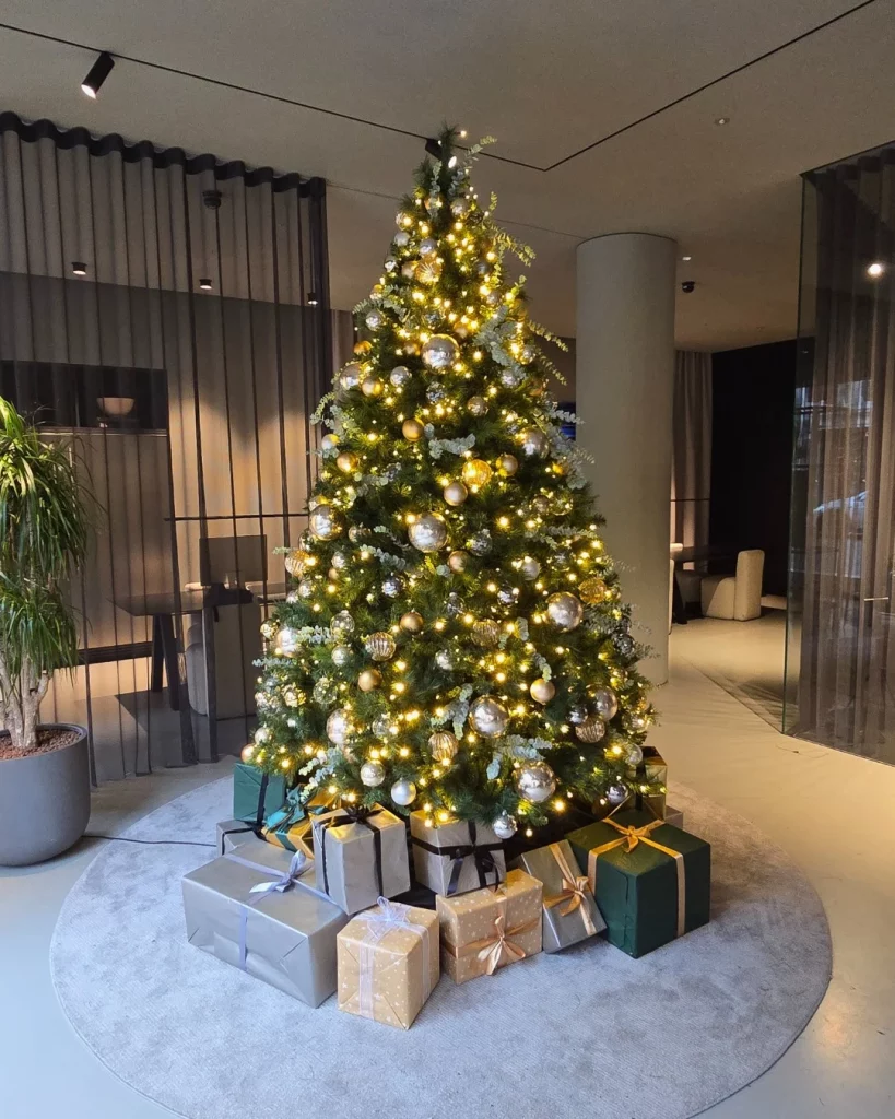 Árvore de natal sofisticada com bolas douradas.