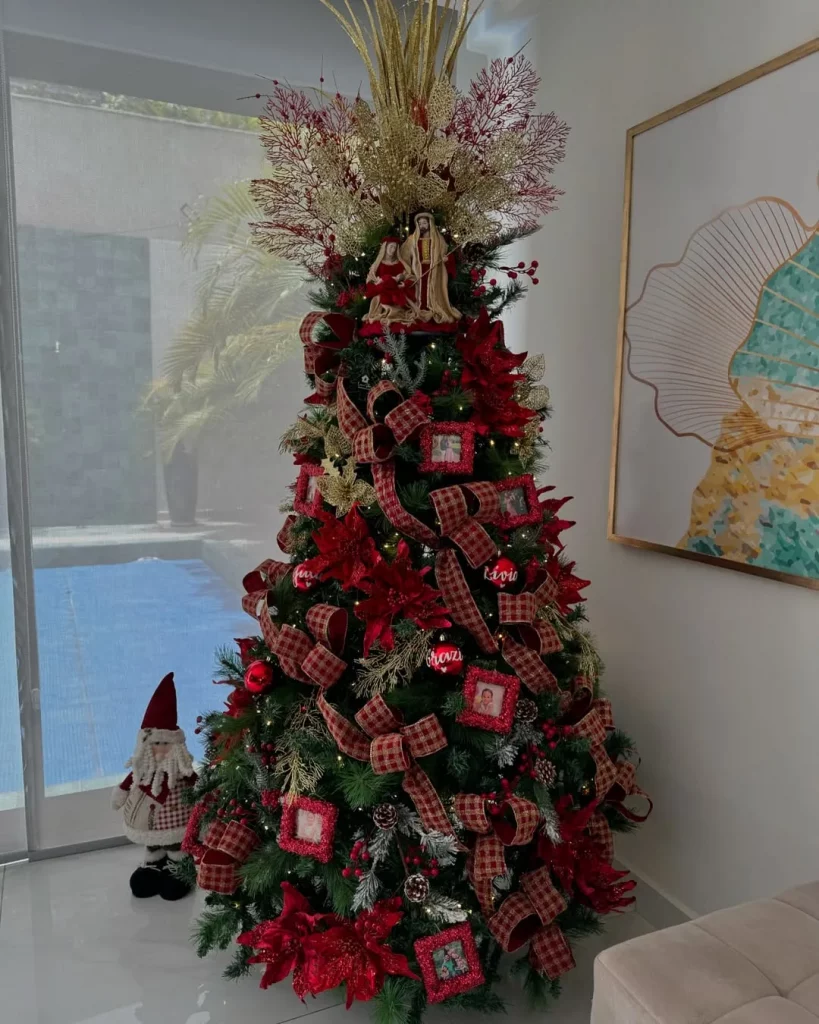 Árvore de natal elegante com fitas xadrez vermelhas.