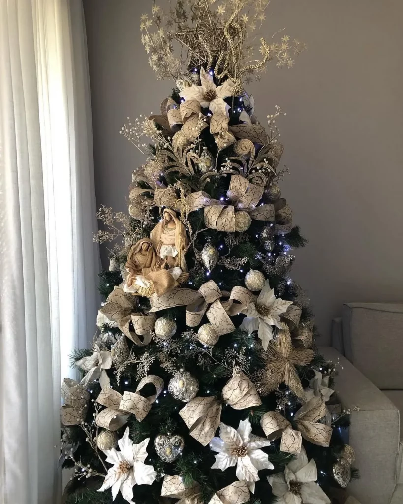 Árvore de natal moderna com muito dourado e laços.