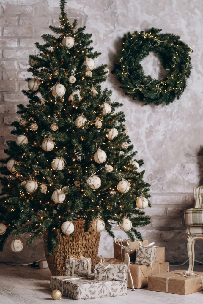 Árvore de natal com luzes e muitas bolas neutras.