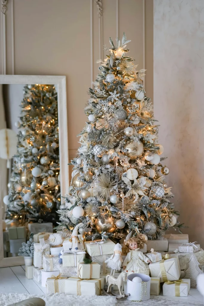 Árvore de natal moderna com muitos ornamentos metálicos.