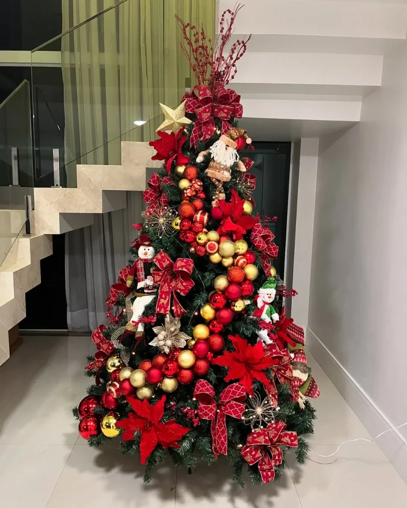 Árvore de natal decorada com um design diferente.