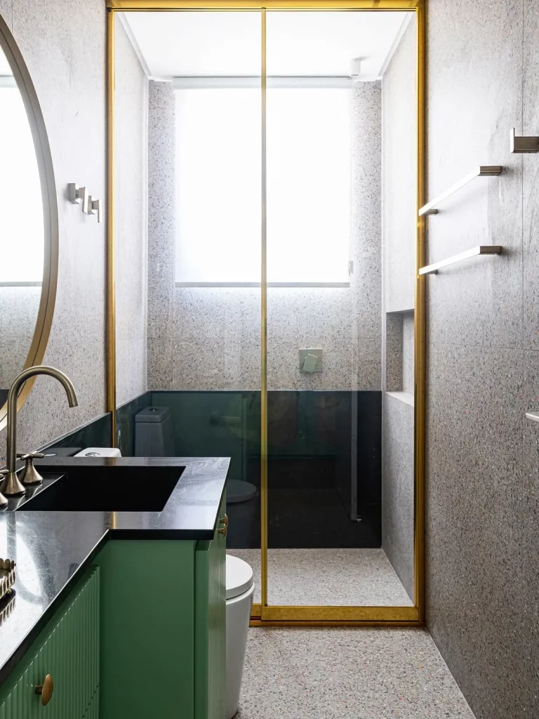 Banheiro pequeno decorado de forma elegante.