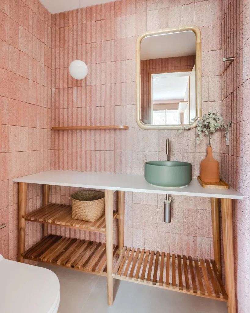 Prateleira abaixo da arandela e na pia.