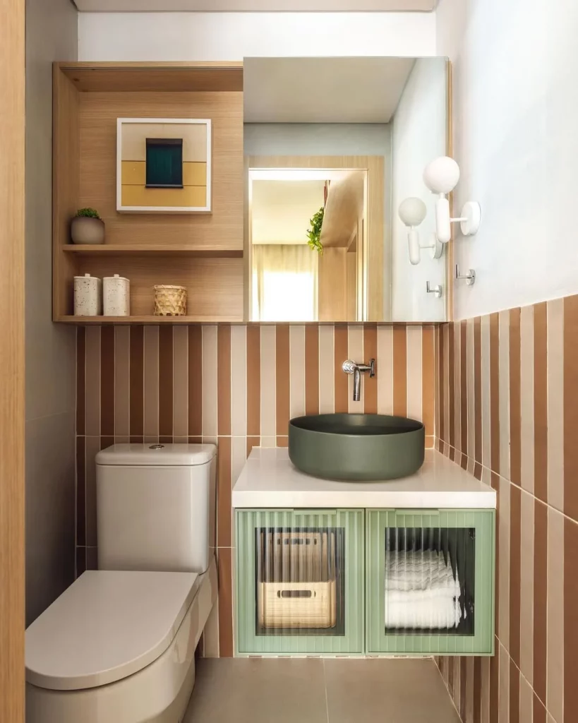 Modelo de nicho com prateleira perto do espelho e armário de vidro.