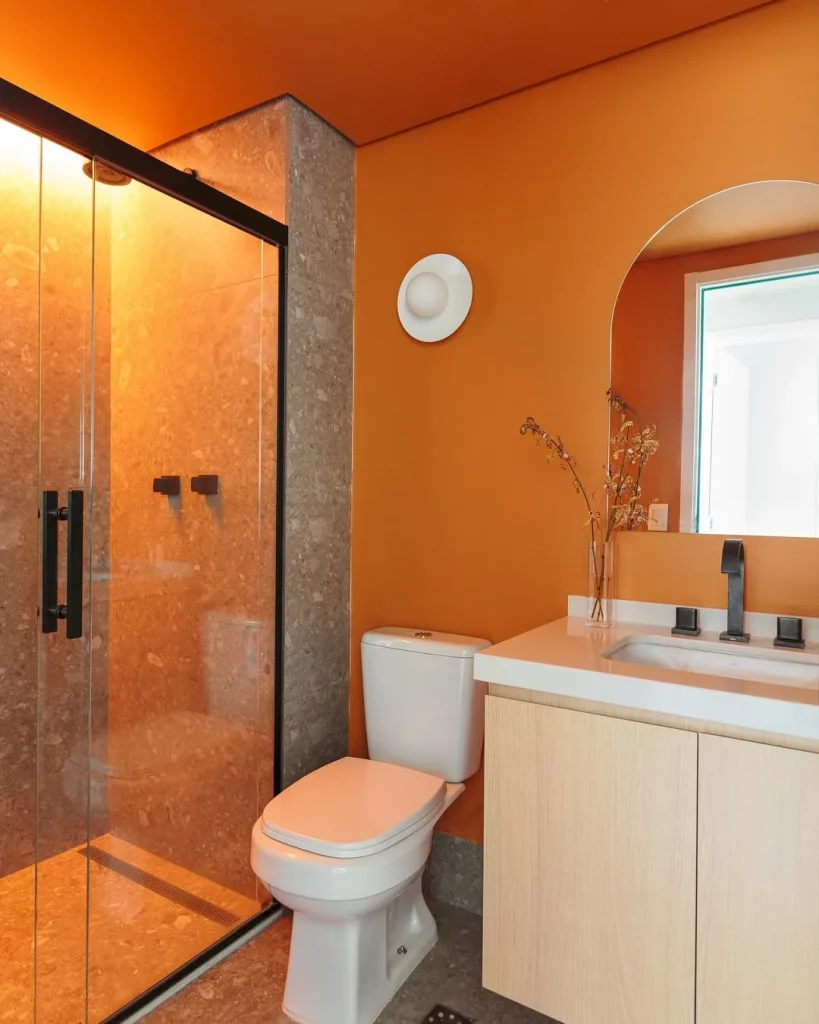 Pintura de todas as paredes do banheiro em laranja.