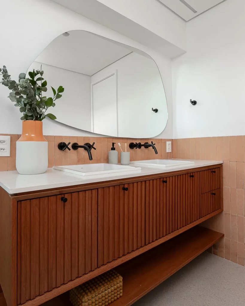 Prateleira de madeira combinando com o armário da pia e pintura setorizada na parede.