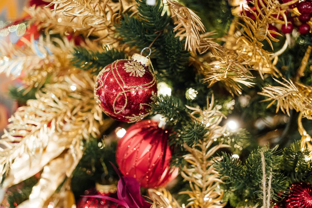 Bola de natal vermelha na árvore.