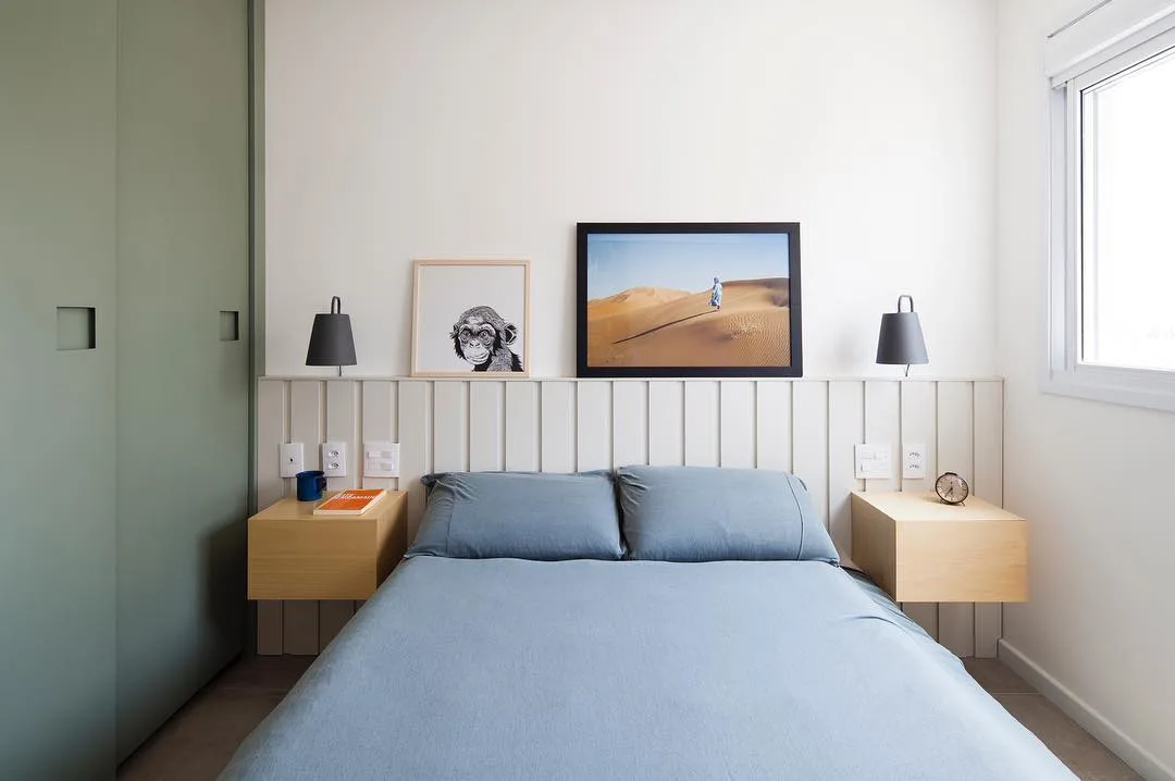 Cabeceira de cama feita com painel de madeira pintado de branco gelo.