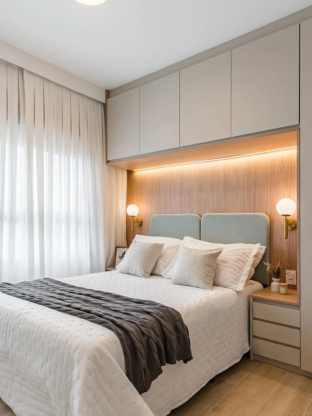 Cabeceira de cama simples e em duas partes na cor cinza com material estofado.