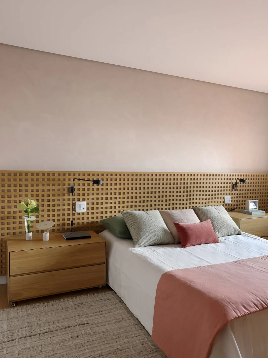 Opção de cabeceira para a cama com madeira quadriculada cheia de detalhes.