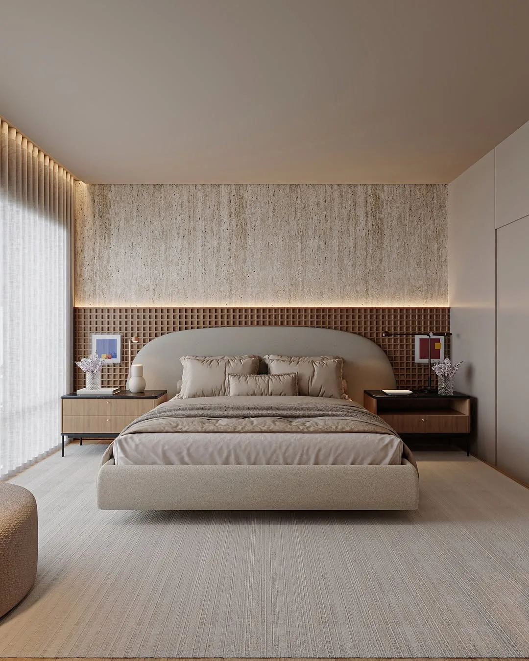 Cabeceira de cama em toda a extensão horizontal da parede e com iluminação amarelada, além de uma outra cabeceira estofada na frente.