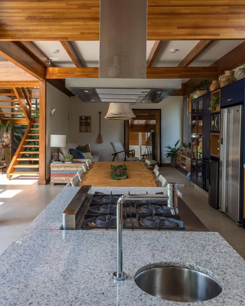 Cozinha compartilhada com sala no fundo, tudo em linha reta.