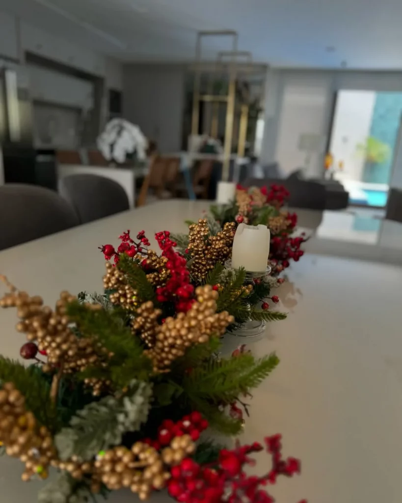 Centro de mesa elaborado com dourado e velas.