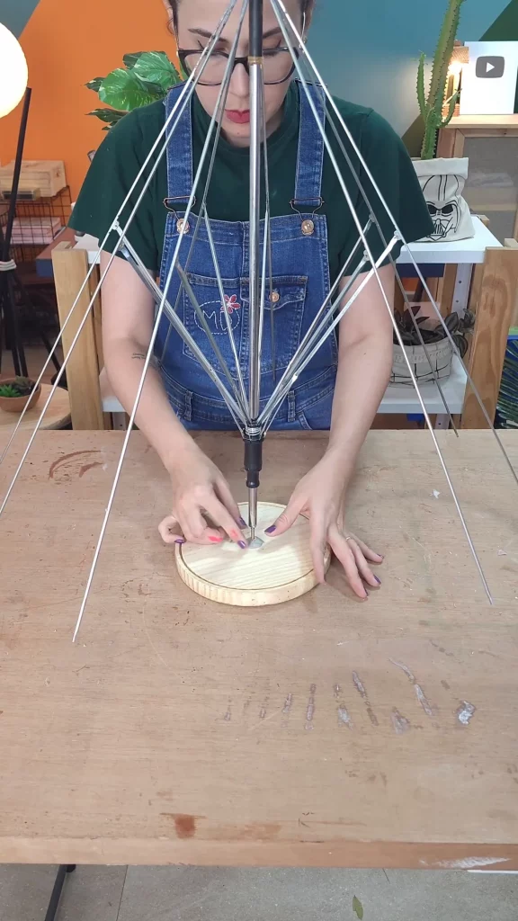 Reforçando a base da árvore de natal com massa durepoxi.