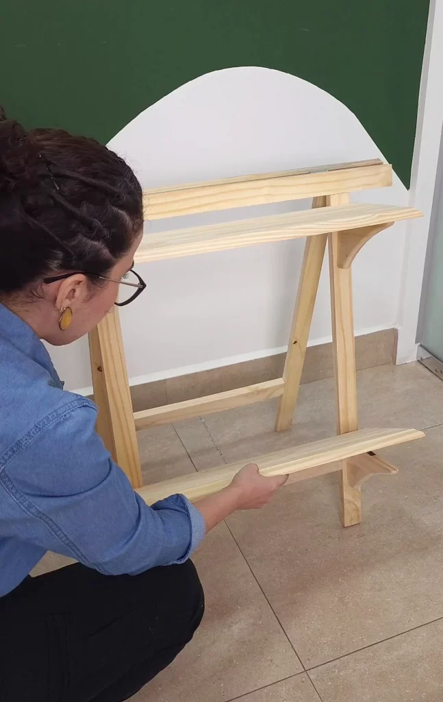 Colocando prateleira na parte debaixo do cavalete.